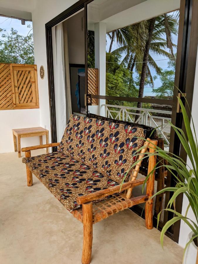 Chikachika Beach B&B Нунгви Экстерьер фото
