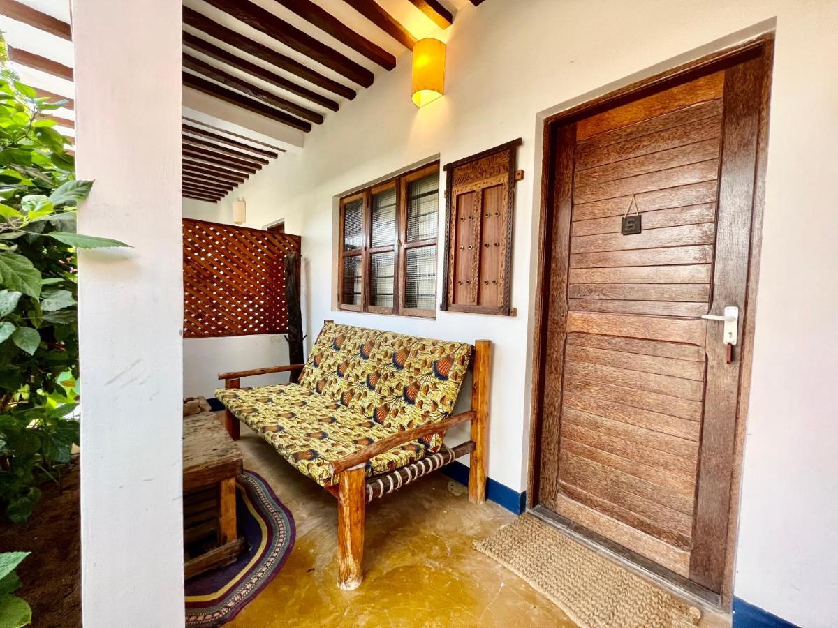 Chikachika Beach B&B Нунгви Экстерьер фото